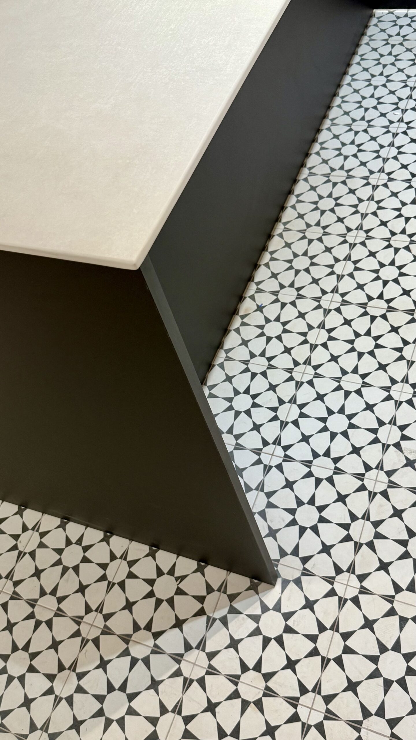Detalle del suelo hidráulico geométrico y el mueble negro