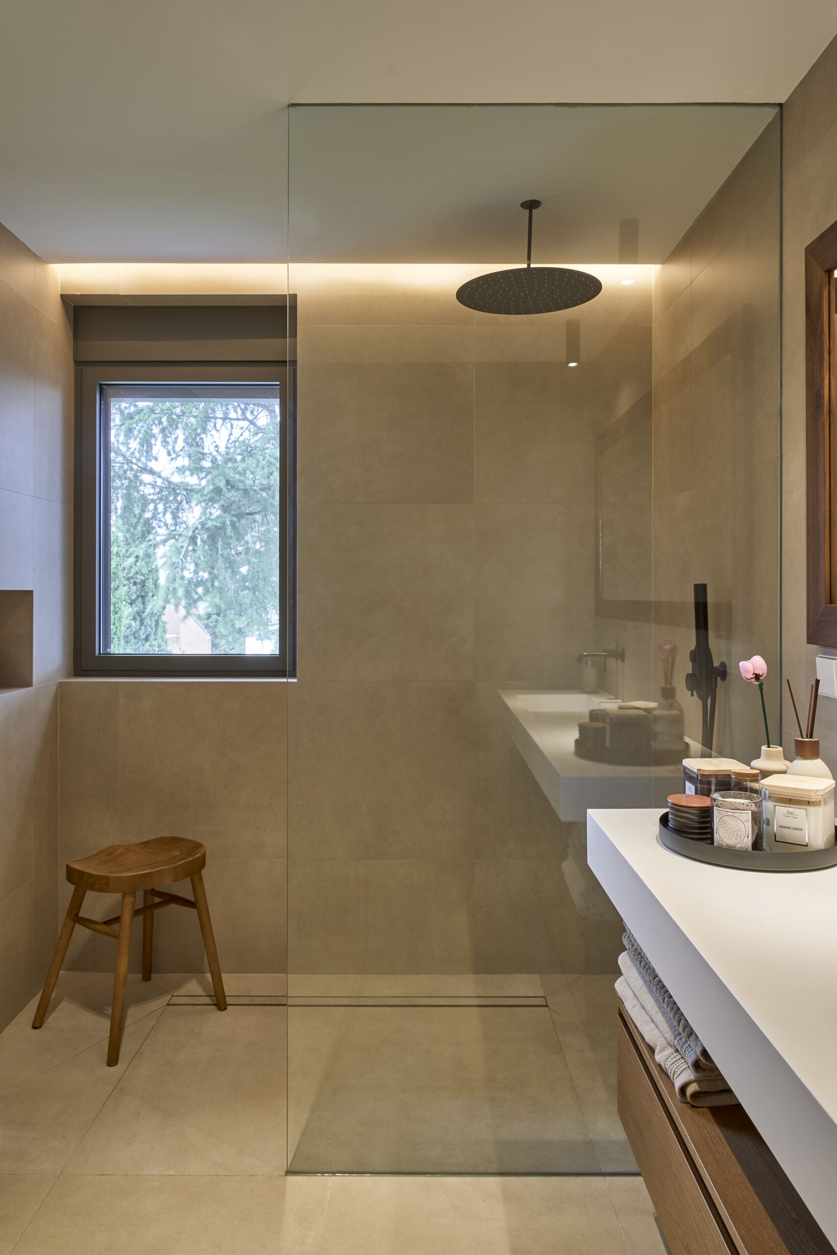 Ducha con ventana y taburete de madera