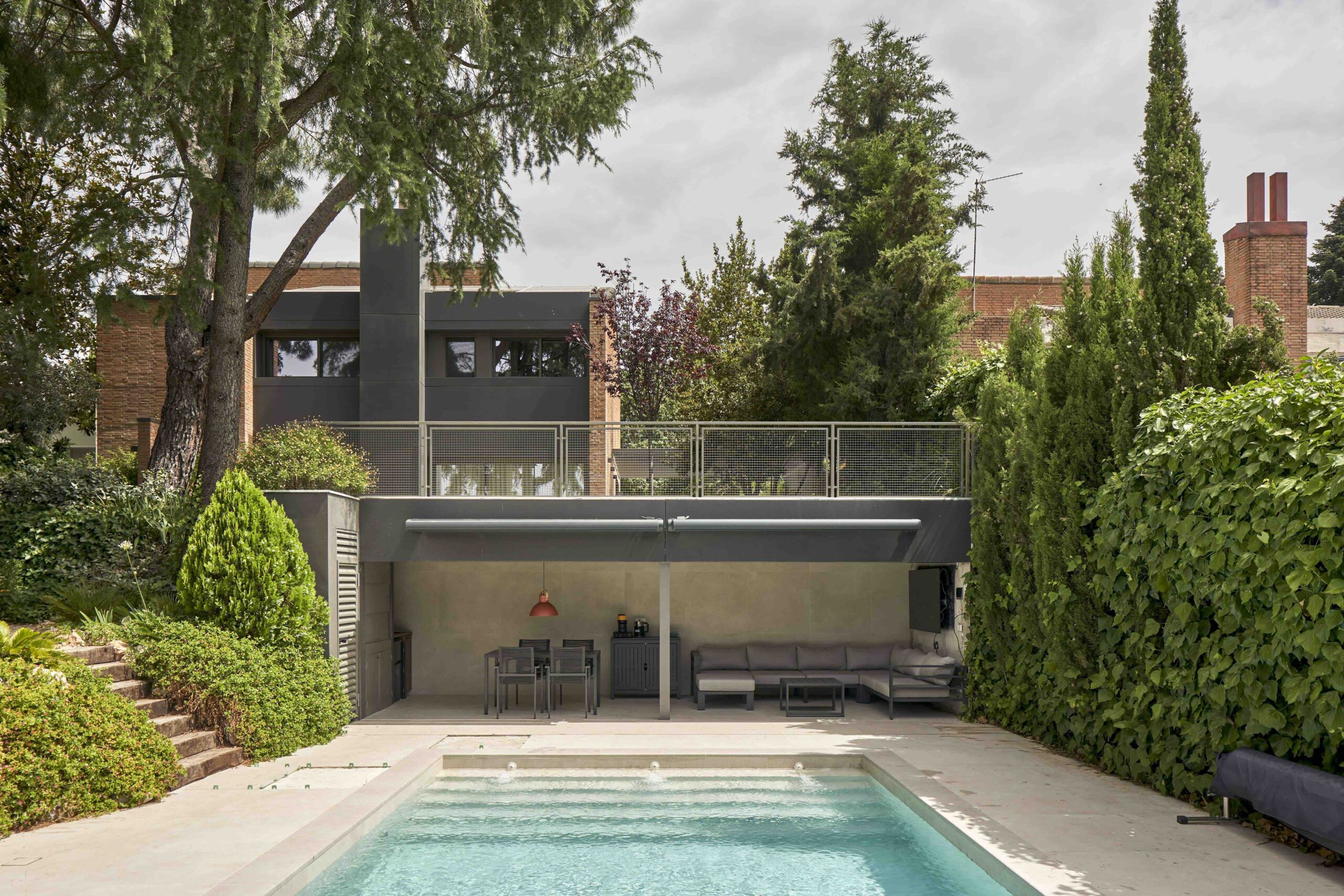 Jardín con piscina de la casa CC10