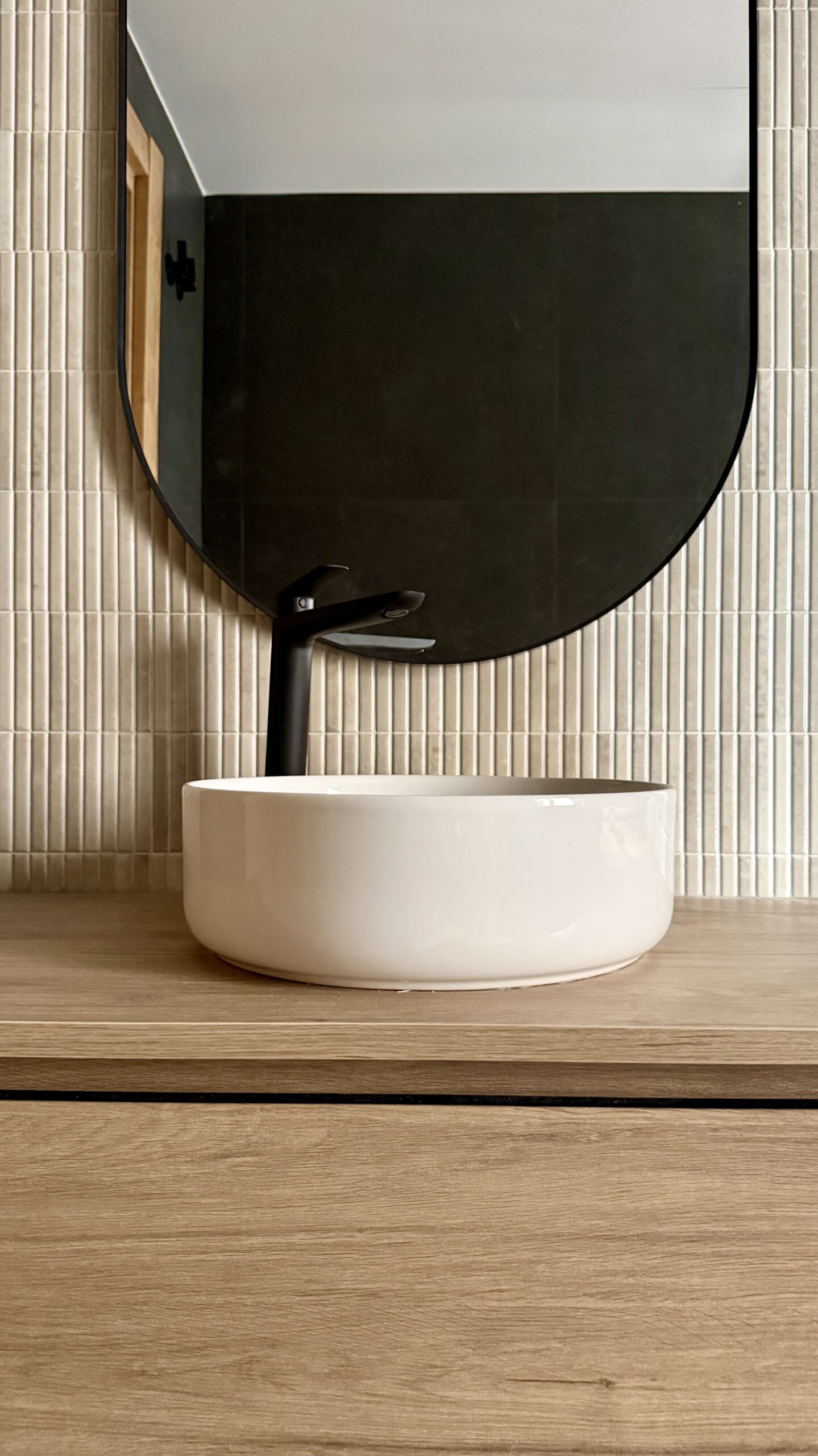 Lavabo sobre encimera y azulejo vertical