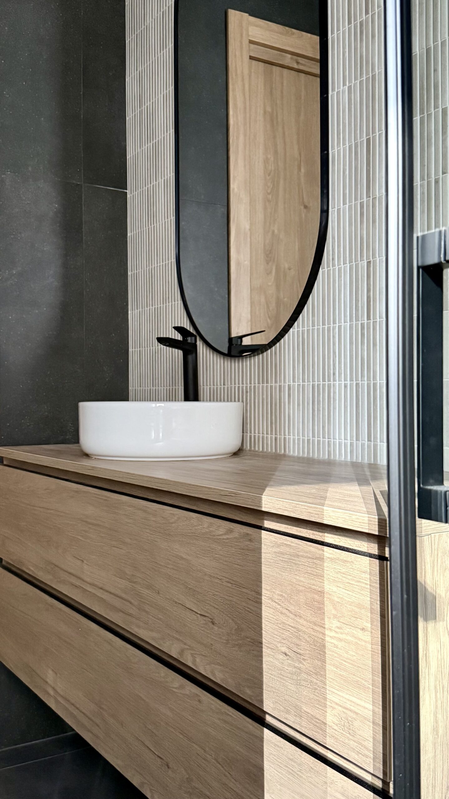 Mueble de lavabo de madera con azulejo vertical