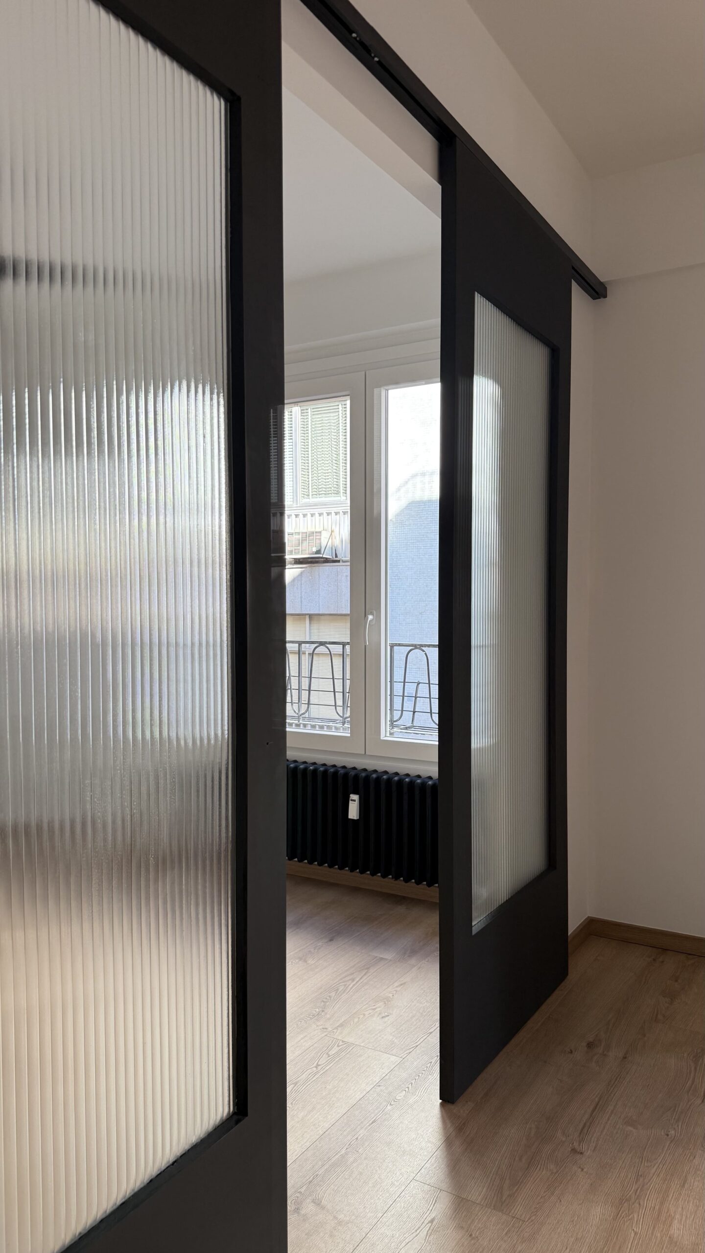 Puerta corredera con vidrio acanalado