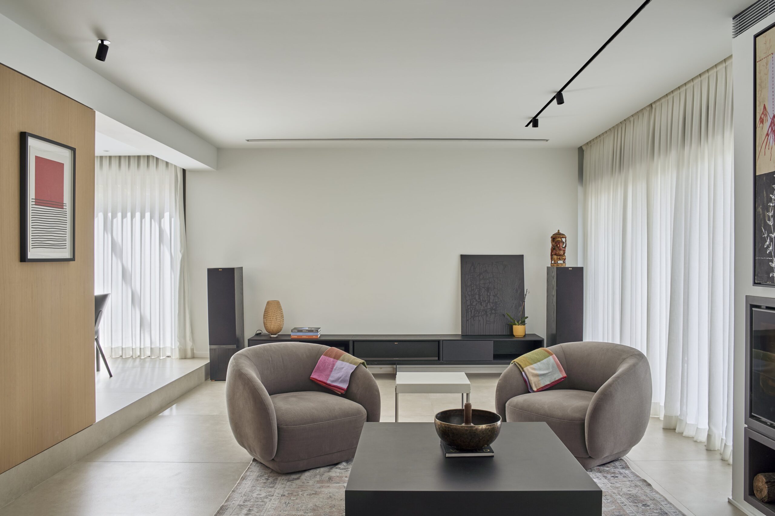 Salón de una casa unifamiliar reformada con dos butacas