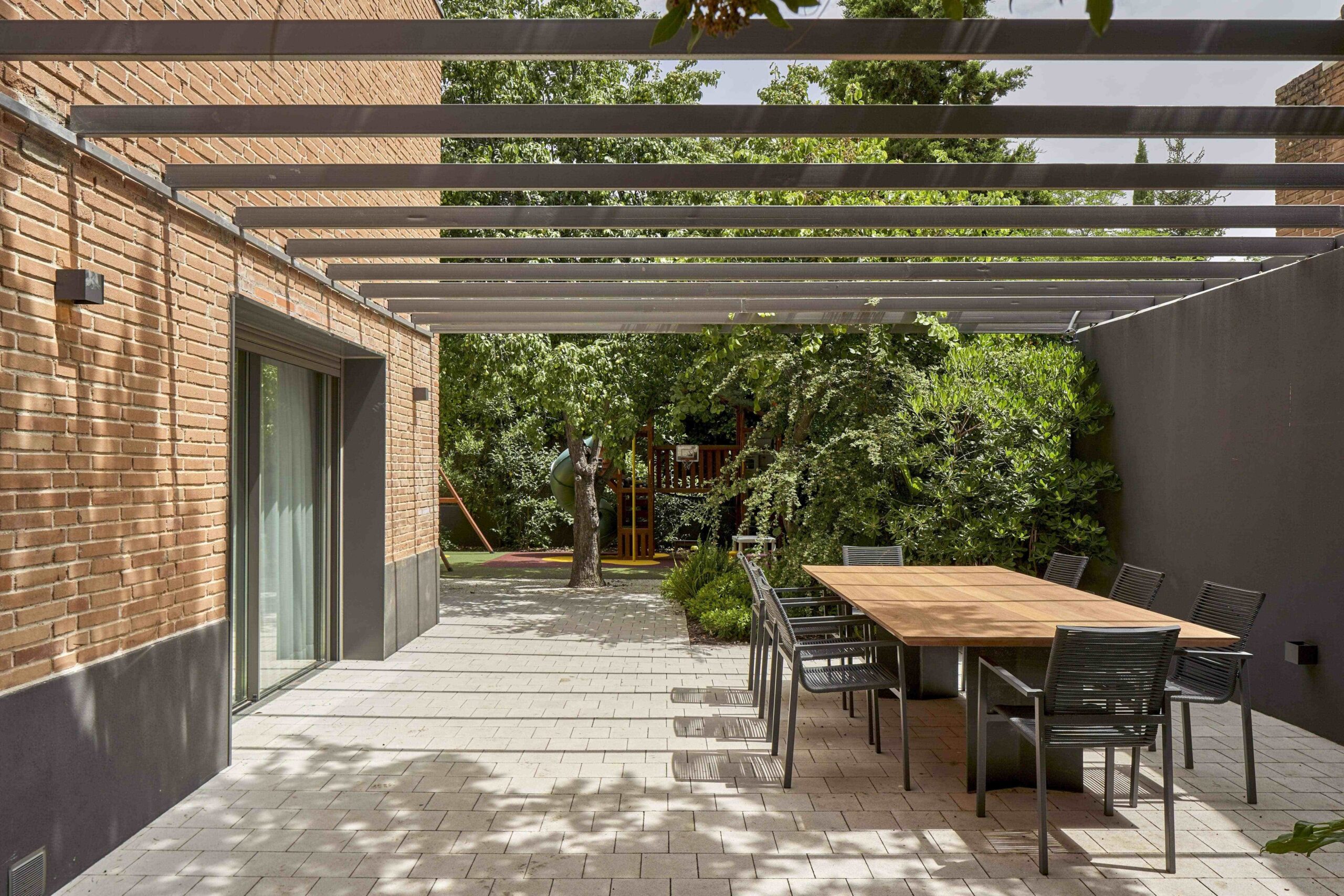 Pérgola metálica con comedor exterior