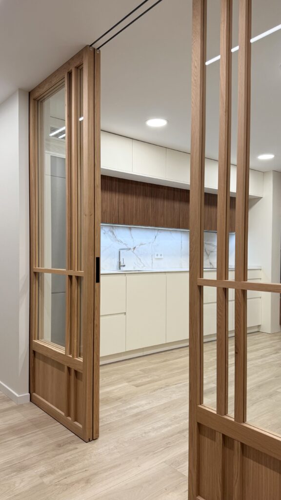 Puerta corredera de madera