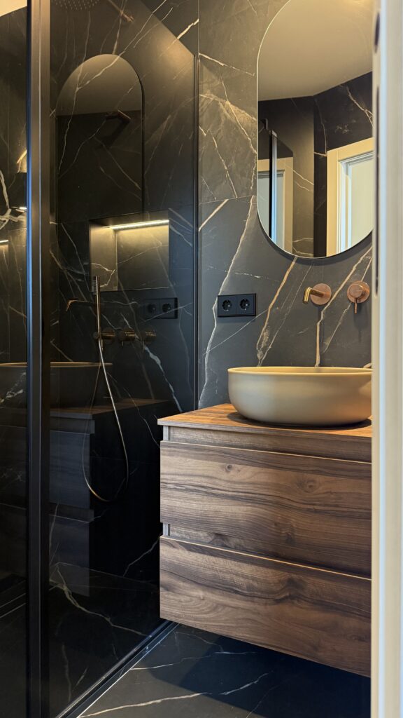 Baño con porcelánico efecto mármol y mueble suspendido (MV03)