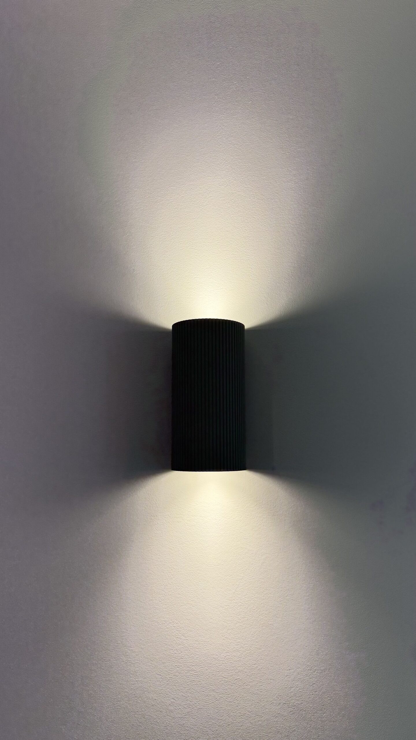 Aplique de pared negro con luz hacia arriba y abajo