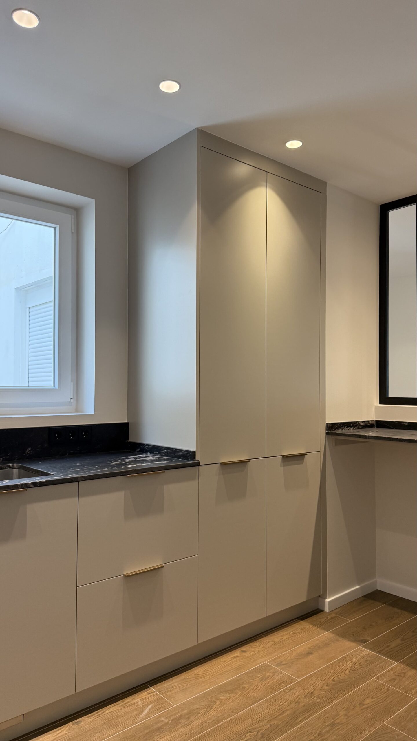 Cocina beige con encimera negra