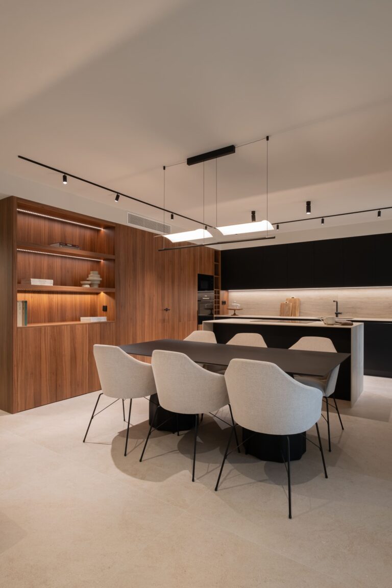Comedor abierto a la cocina en un piso reformado