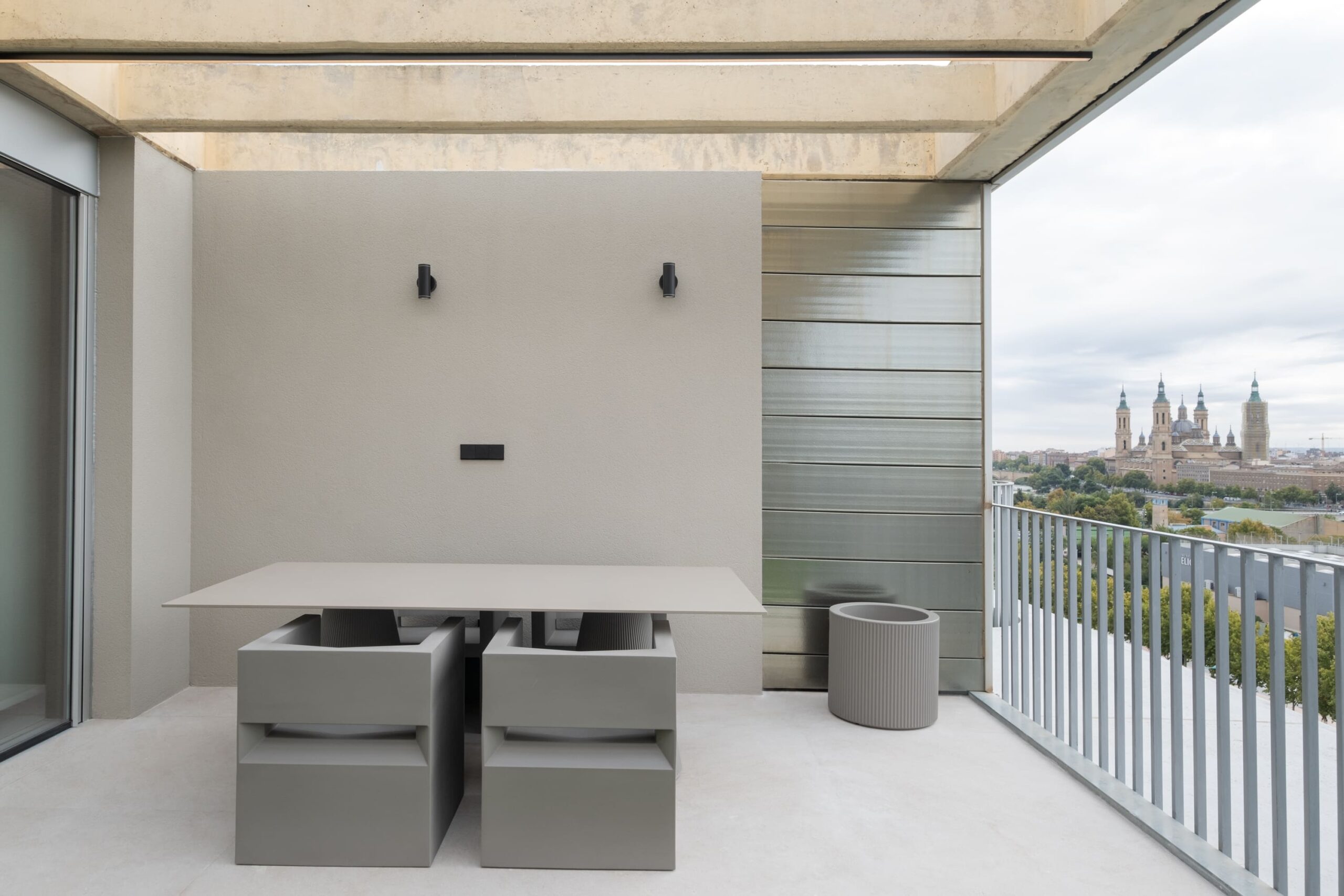 Comedor exterior en la terraza con vistas a la ciudad, proyecto JA19