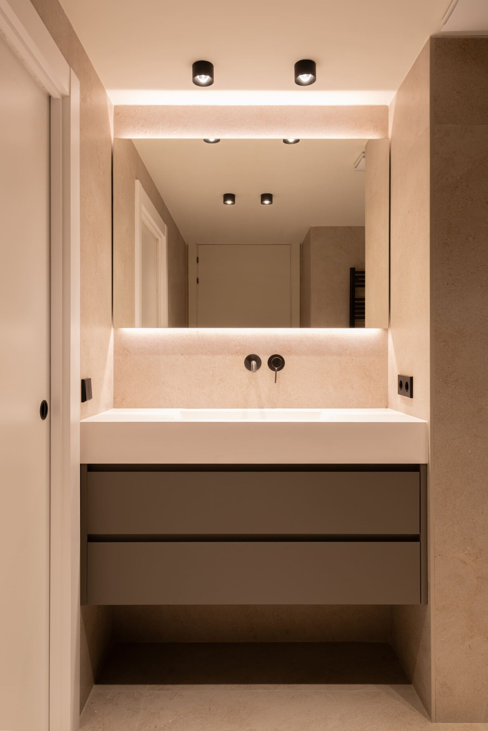 Lavabo integrado con grifería empotrada y espejo