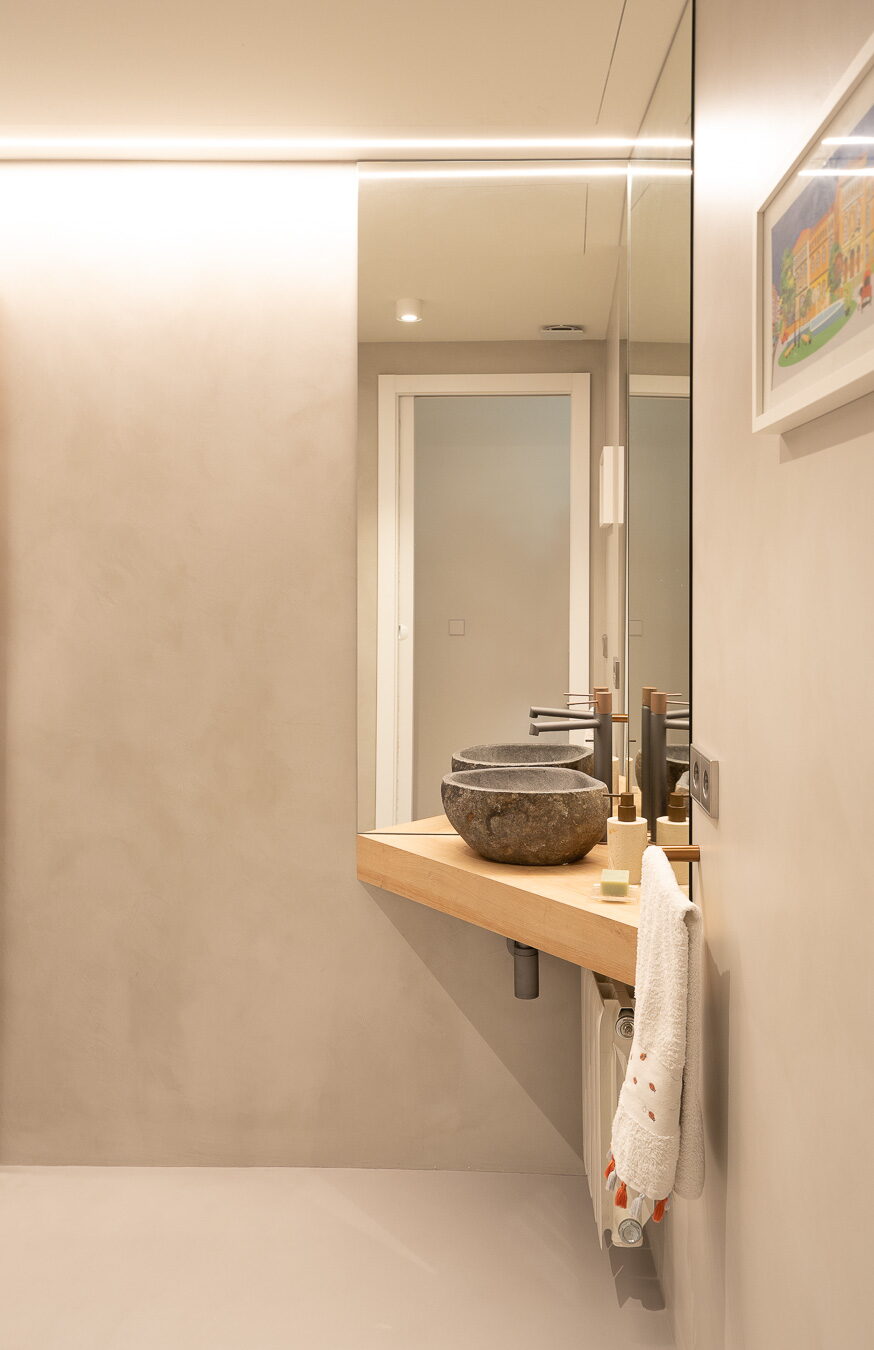 Lavabo de piedra sobre repisa de madera