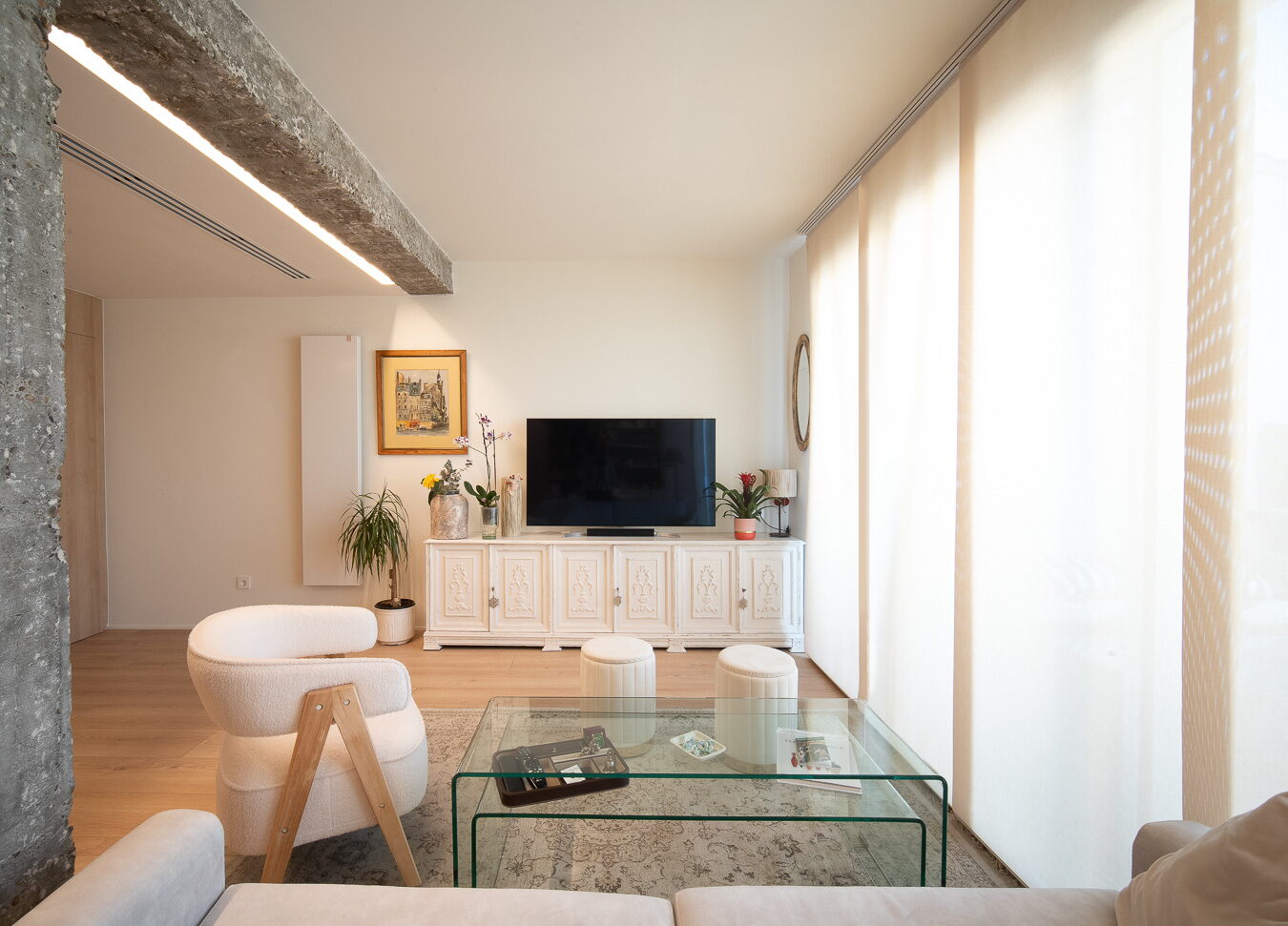 Salón luminoso con viga de hormigón vista