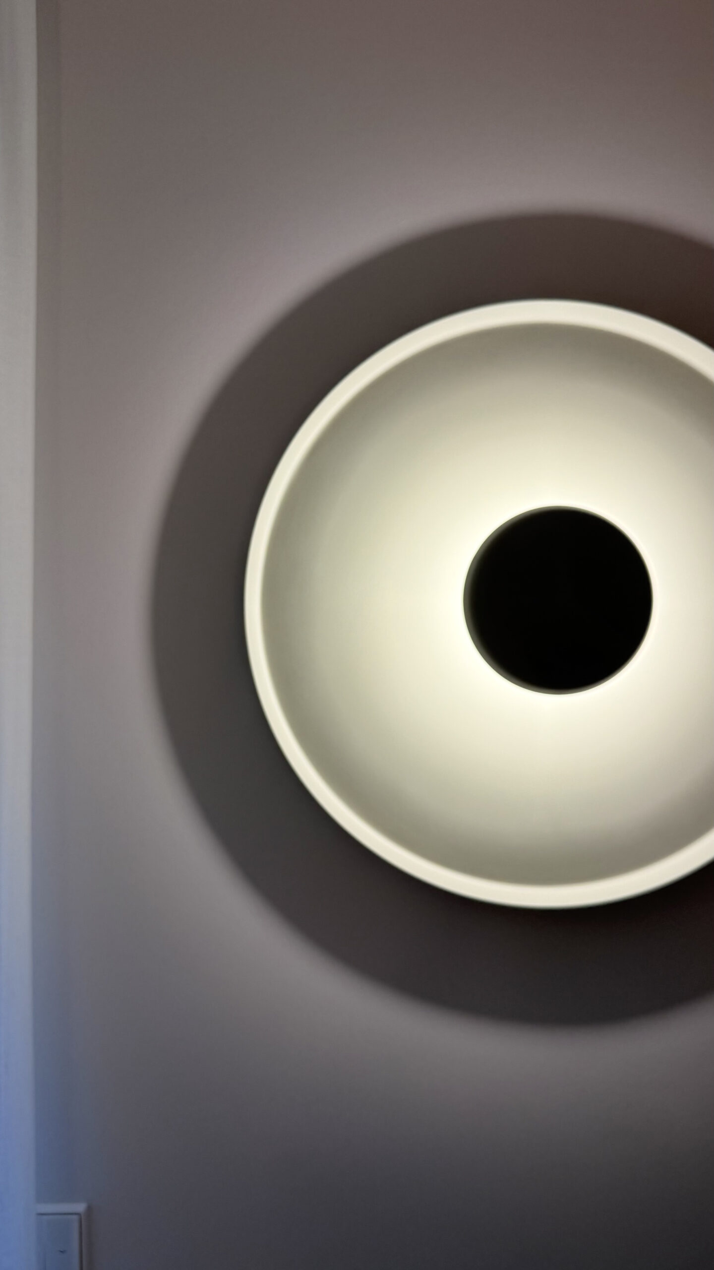 Aplique de pared circular con luz indirecta