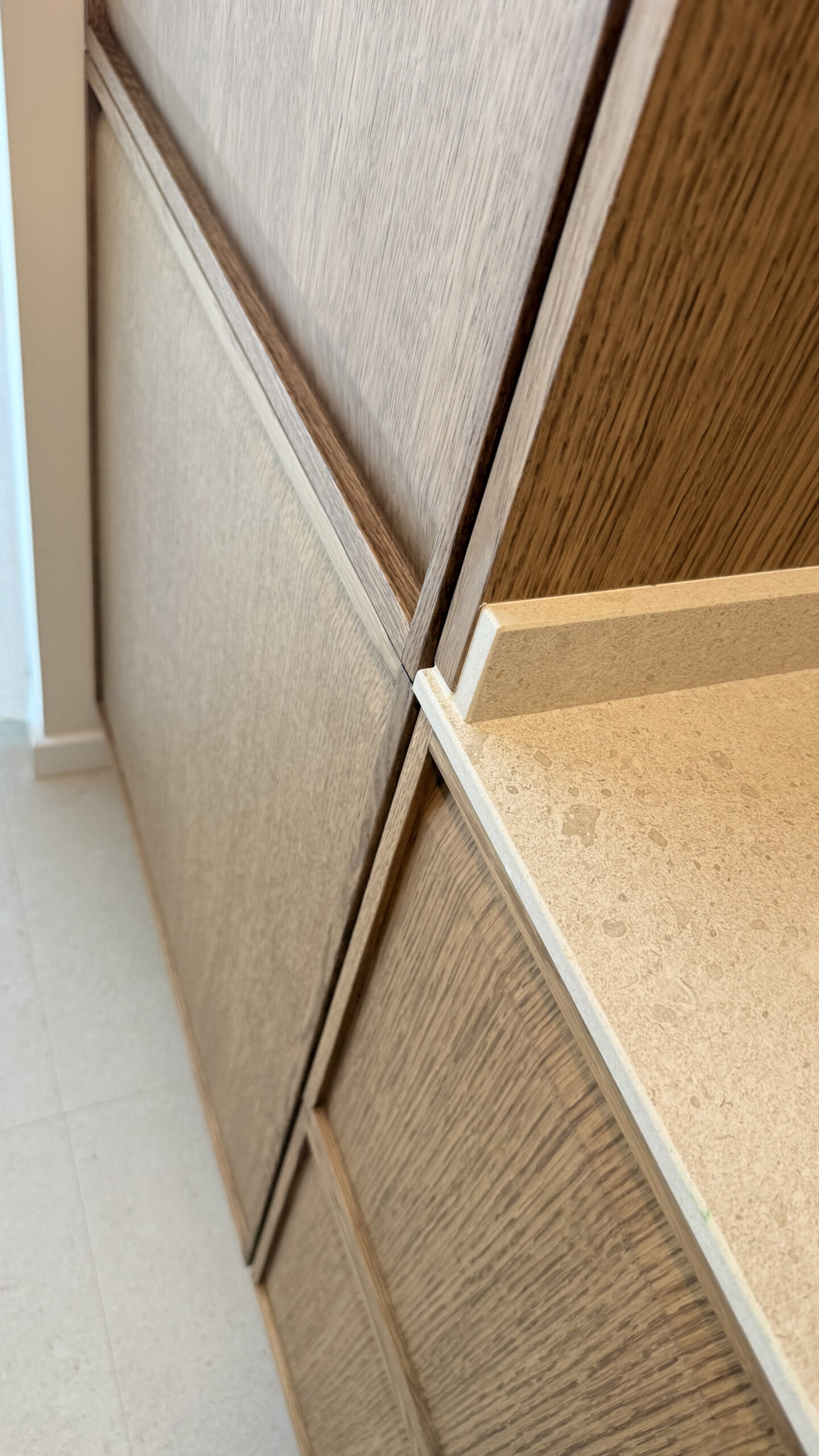 Detalle de los frentes de madera y la encimera clara