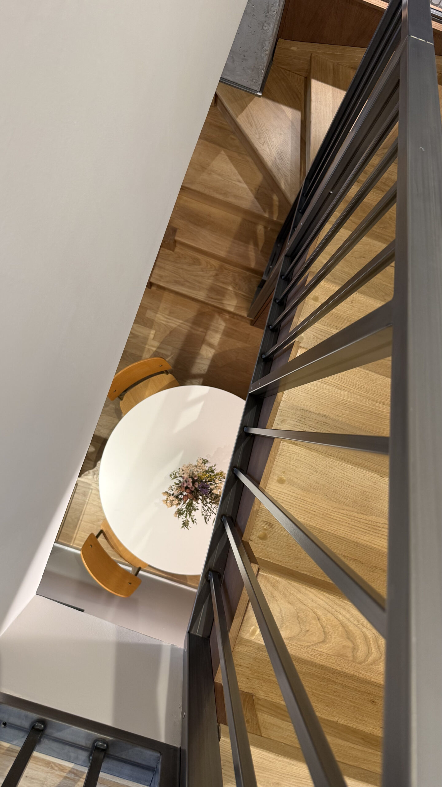 Escalera de madera con barandilla metálica vista desde arriba