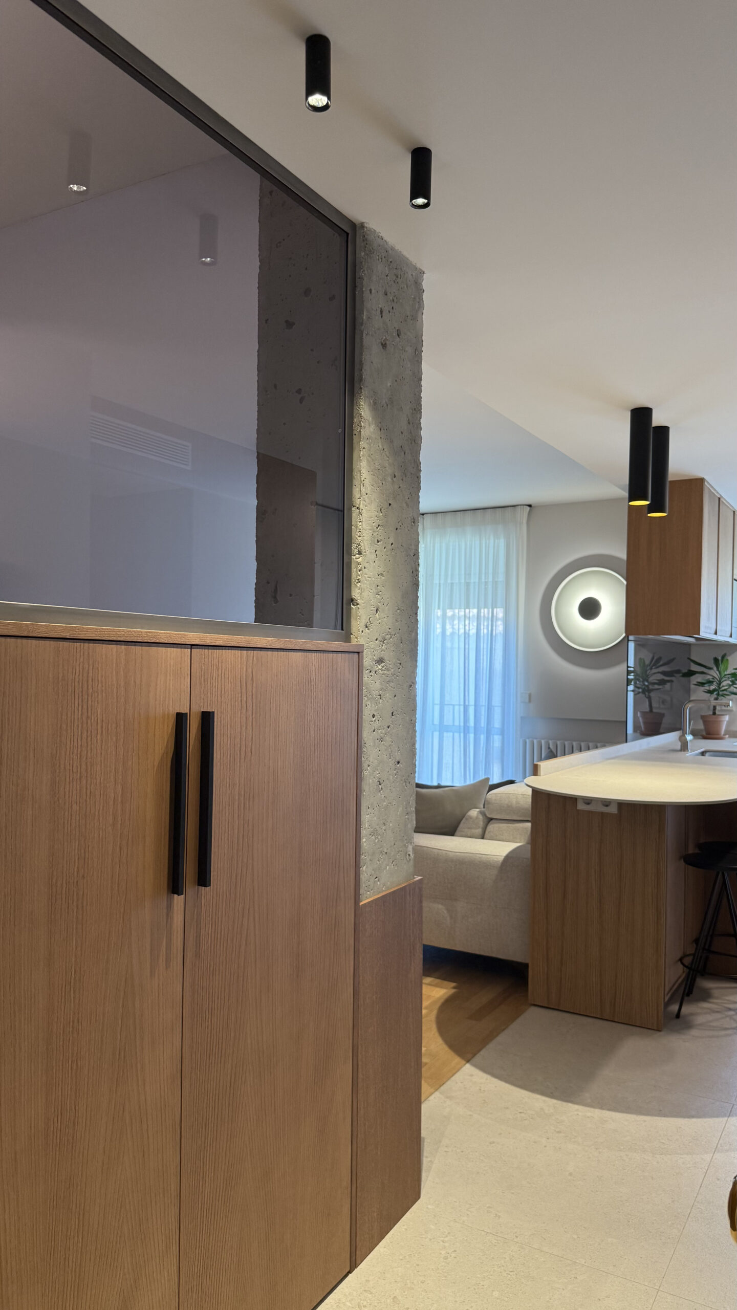 Mueble de entrada de madera con vista al salón