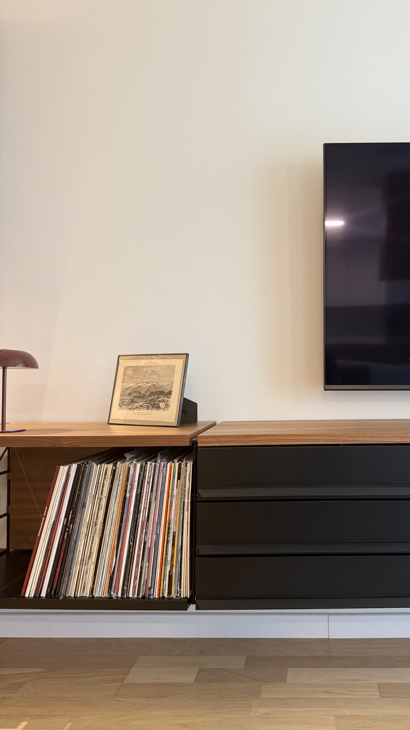 Mueble bajo de salón con estantería para vinilos