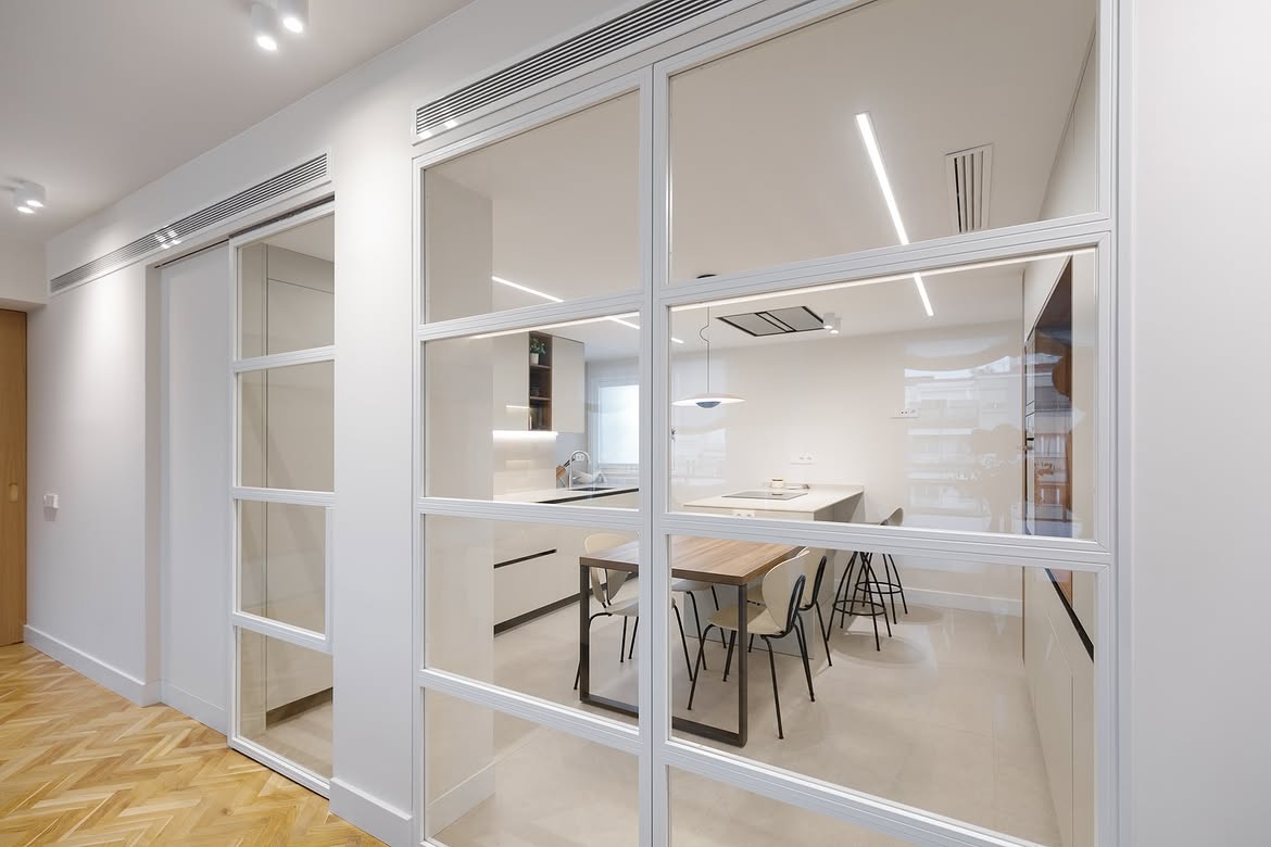 reforma salon y cocina con puerta cerrada