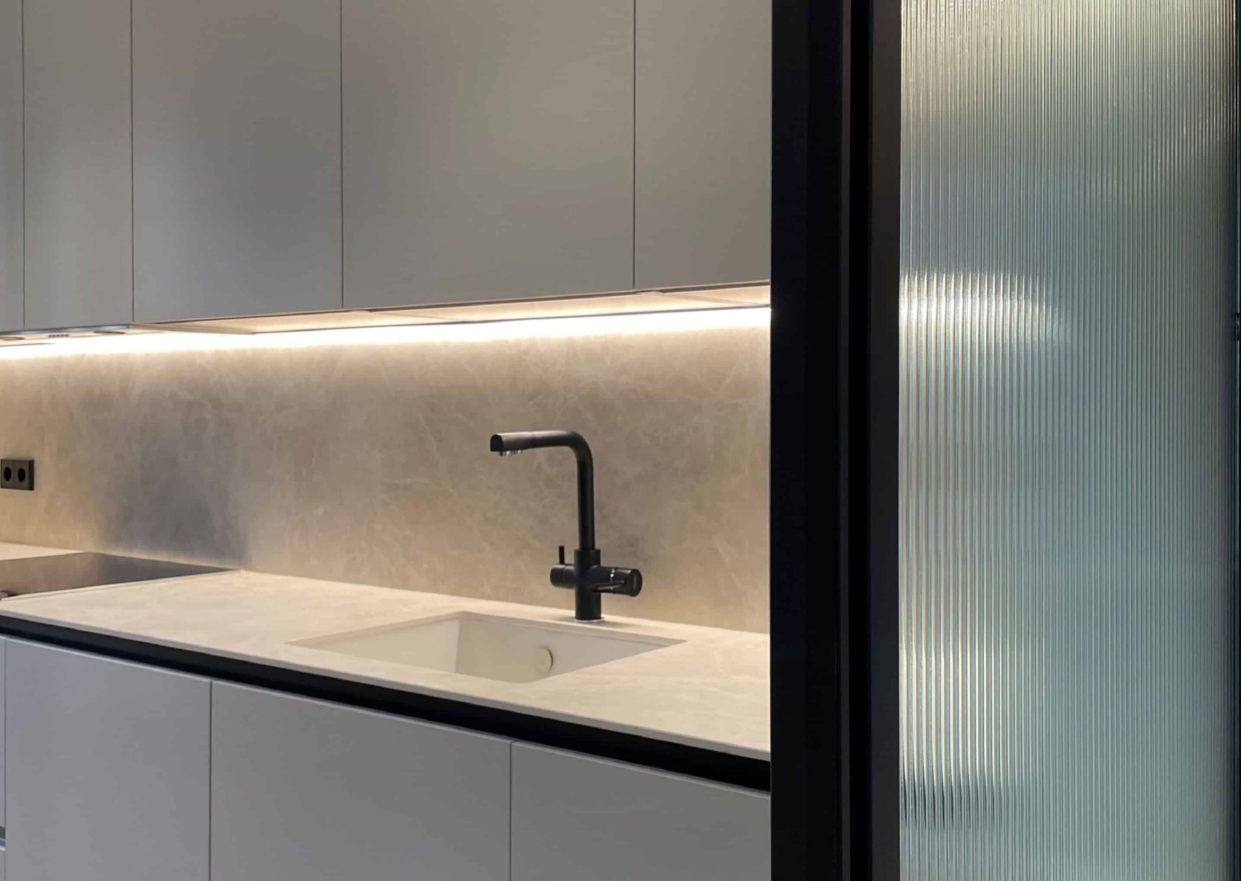 Cocina junto al vidrio acanalado, proyecto JDA 9
