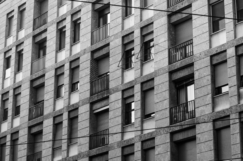 Fachada de un edificio de viviendas con balcones