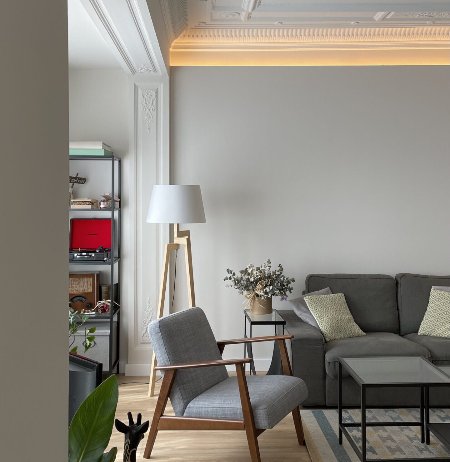 Salón con molduras restauradas y luz indirecta