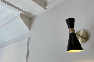 pared blanca con flexo