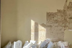 Sacos de cemento sobre pared a arreglar