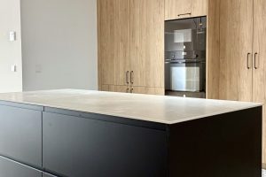 cocina con isla negra