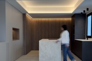 persona en una cocina