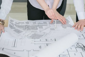 arquitectos mirando planos de oficina