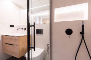 Baño moderno con grifería negra