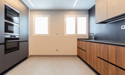 Cocina con muebles de madera y frente oscuro