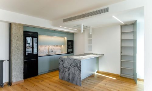 Cocina moderna con isla central tras la reforma