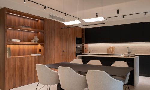 Comedor abierto a la cocina en un piso reformado