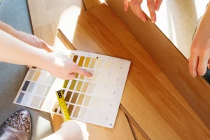 diseñador de interiores trabajando con pareja joven