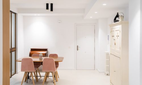 recibidor blanco con mesa de comedor