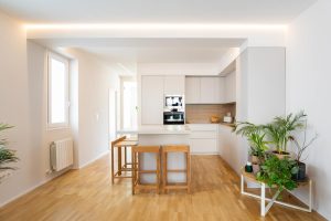 cocina blanca con mesa de comedor