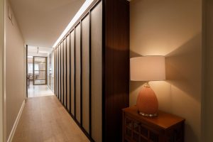 pasillo de madera alargado