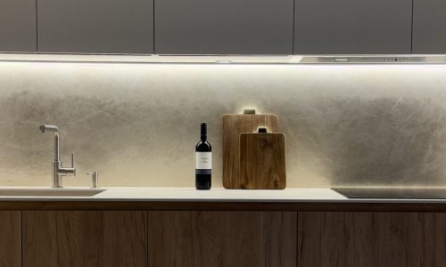 Encimera con luz bajo los muebles altos y tablas de madera