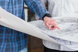 hombre mostrando estampado azul a su colega oficina