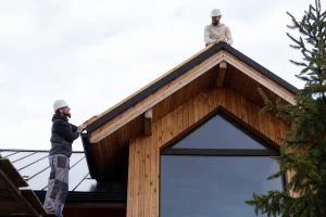 hombres trabajando juntos en techo casa