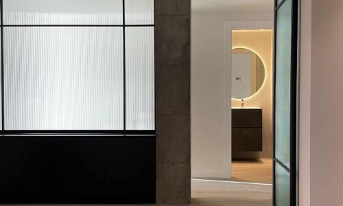 Pasillo hacia el baño con cerramiento negro