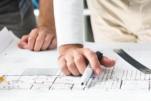 primer plano modelo mano dos arquitectos masculinos
