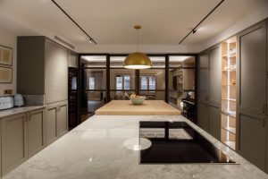 cocina amplia oscura con isla