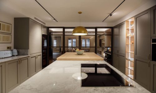 cocina amplia oscura con isla