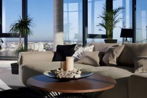 sala estar moderna ventanales vista ciudad sofa lujo