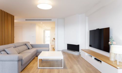 Salón moderno blanco con sofá chaise longue