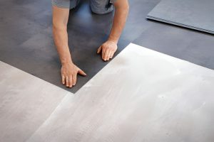 trabajador de jrc trabajando el suelo