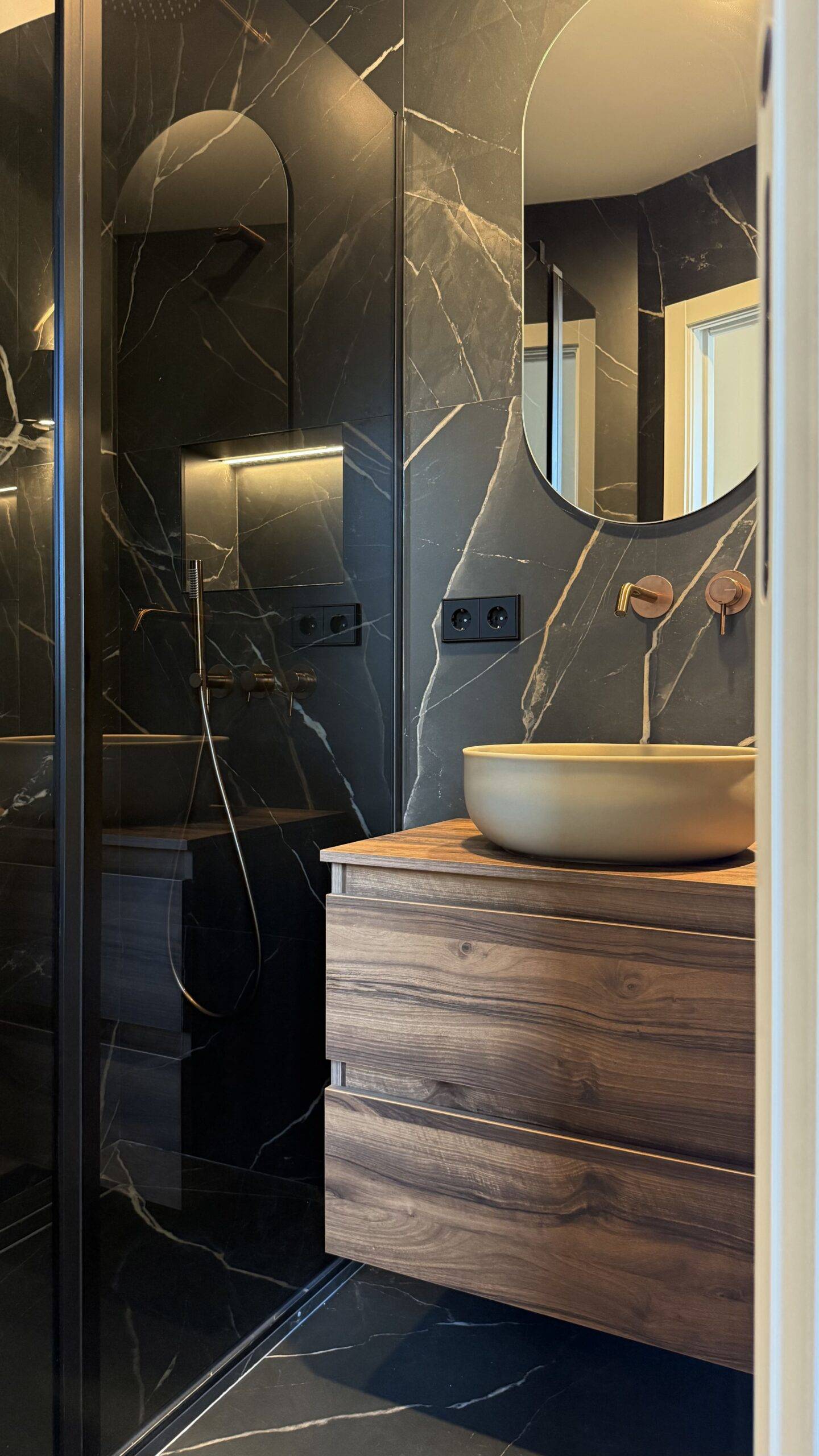 Baño con porcelánico efecto mármol y mueble suspendido (MV03)